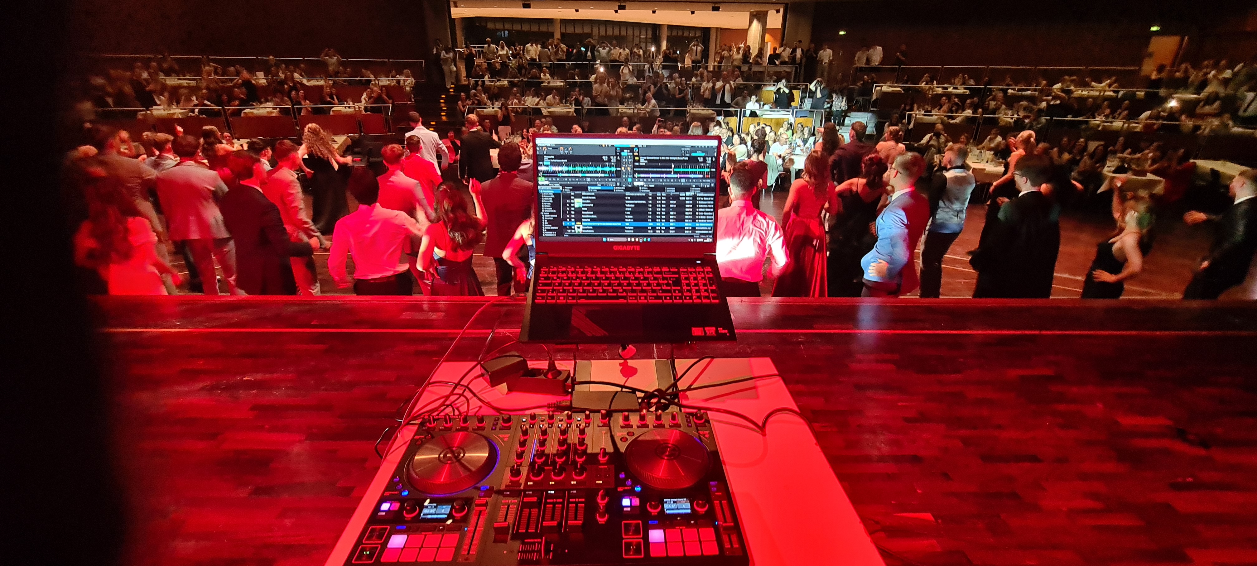 Traktor S4MK3 inkl. Gigabyte Laptop